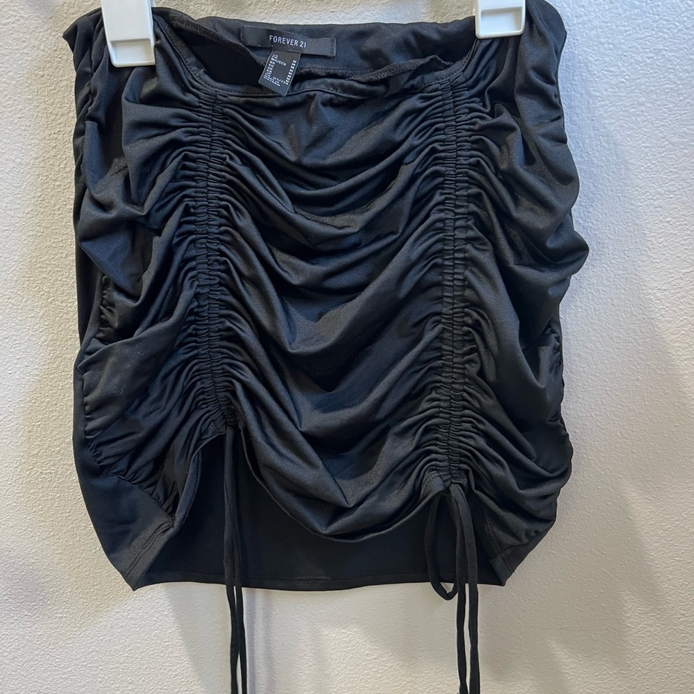 Forever 21 black ruched  skirt with two tie strings. Size M‎
